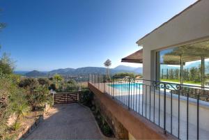 Villa contemporaine avec vue mer