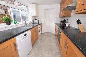4-Bed House Parking, Wi-Fi, Families & Contractors