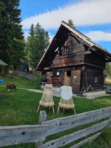 Urige Waldbienenhütte