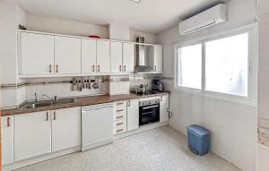 3 Bedroom Cozy Home In Fuengirola