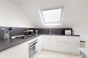 Superb 3-Bedroom with Balcony in the Heart of Notting Hill - 6 Mins to Tube Station