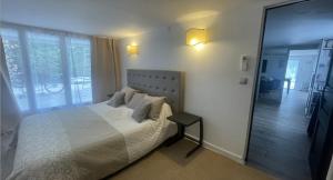 Le Clos du Roc dAzur Suite climatisée , terrasses privées, piscine, parking sécurisé