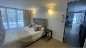 Le Clos du Roc dAzur Suite climatisée , terrasses privées, piscine, parking sécurisé