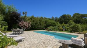 Le Clos du Roc dAzur Suite climatisée , terrasses privées, piscine, parking sécurisé