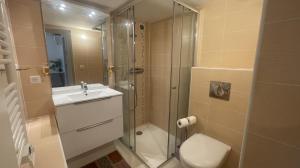 Le Clos du Roc dAzur Suite climatisée , terrasses privées, piscine, parking sécurisé