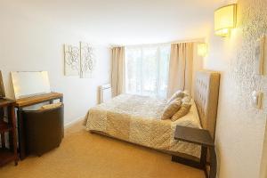 Le Clos du Roc dAzur Suite climatisée , terrasses privées, piscine, parking sécurisé