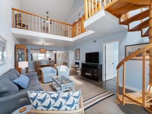 Relaxing Riverfront Haven Heated Pool River Views