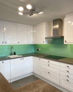 Central Bristol Townhouse with Harbour Views - Sleeps 7 - Ideal for Families, Groups & Business Stays