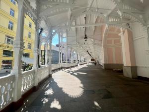 Retro & Romantic 2BR Gem in Spa Center!