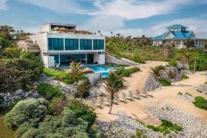 Bella Rocca - Luxurious Ocean Estate with Private Pool, Heated Spa, & Designer Interiors