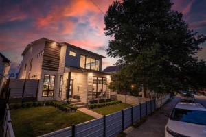 3 bed 3 bath Modern Luxury Home with Hot Tub and Rooftop Patio