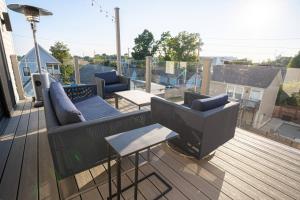 3 bed 3 bath Modern Luxury Home with Hot Tub and Rooftop Patio