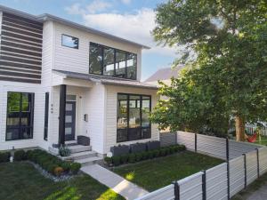 3 bed 3 bath Modern Luxury Home with Hot Tub and Rooftop Patio