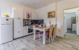 1 Bedroom Gorgeous Apartment In Banjole 