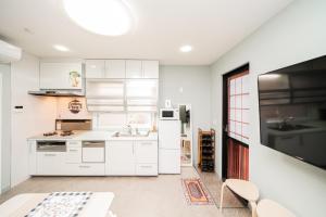 Spacious 3-Story House with 2 Baths, 7 min to Metro direct to Akihabara Ueno Ginza