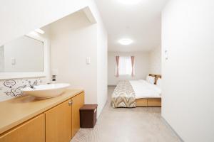 Spacious 3-Story House with 2 Baths, 7 min to Metro direct to Akihabara Ueno Ginza