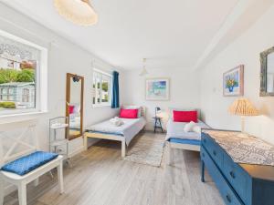 Cosy Flushing Village Home | Parking & Near Beach