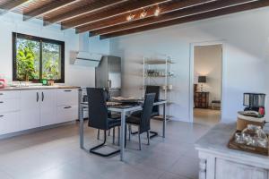 Villa Nazoly, Oasis de Tranquilidad con Piscina Privada en el Corazón de Lanzarote