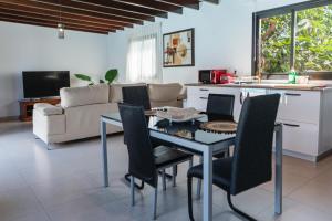 Villa Nazoly, Oasis de Tranquilidad con Piscina Privada en el Corazón de Lanzarote