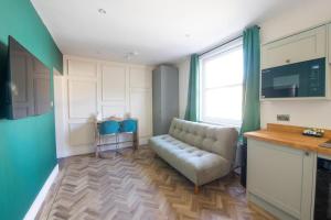 Modern Chandos Flat by Prescott Apartments