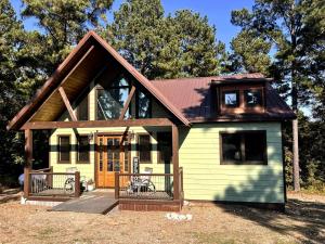 Romantic Retreat|3 Fireplaces+Hot Tub+Shuffleboard in Broken Bow, OK