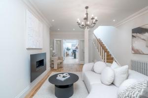Elegant 3-Bed Knightsbridge House with Terrace