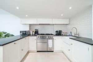 Elegant 3-Bed Knightsbridge House with Terrace