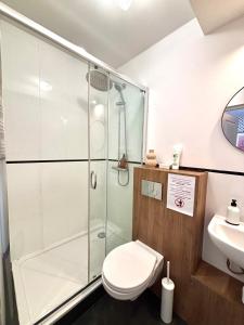 Central 1-Bedroom Apartment by Mazowiecka