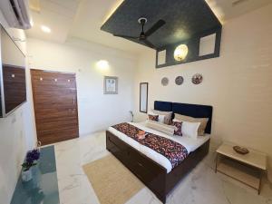 Palm Venicia 3 BR Chic Artistic Villa