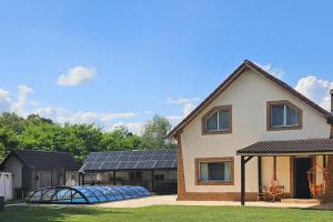 House - Sleeps up to 11 hot tub & free parking