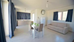 Leo Apartments