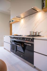 Historic 18th-Century Mansion - 3 BR - Bayeux - Garden & Museums Nearby