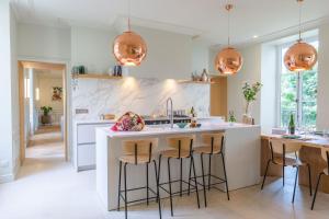 Historic 18th-Century Mansion - 3 BR - Bayeux - Garden & Museums Nearby