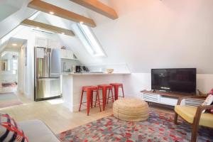 1 Min Walk to Water Town Deck and A C