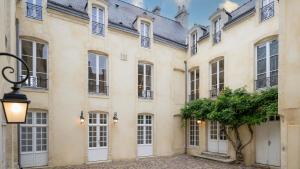 Historic 18th-Century Mansion - 3 BR - Bayeux - Garden & Museums Nearby