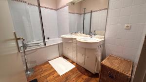 Large appartement downtown with parking