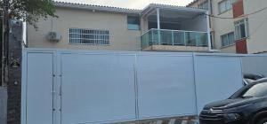 Belíssima Casa a Beira Mar com Piscina Aquecida Cobrado a Parte, 5 Quartos com Ar Condicionado, Amplo Salão de Jogos com Mesas de Bilhar e Pebolim, Amplo Espaço Externo com Churrasqueira em Deck Gourmet Coberto frente a Piscina,Tudo isso á Beira 