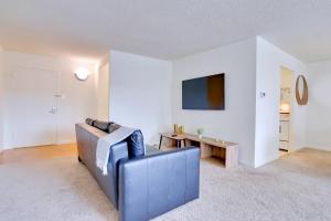 A Few Steps From Airport - Stylish Apt