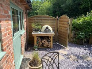 Romantic Cottage with Wood-fired Hot tub and Outdoor Pizza Oven