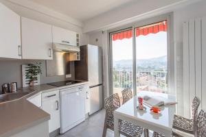 Superb top floor, sea and mountain view