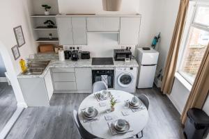 3 Bed House - Sleeps 6 - Parking - Wifi