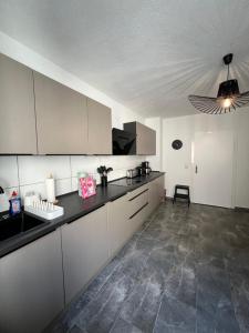 Design am Rhein I Traumlage Rheinufer I 3BR I Küche I öffentl Parkplätze I helloYOU apartments x BRIGHT Collection
