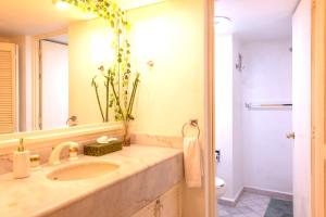 Ocean View 2BR Apt at Resort, 1 Block to the Beach