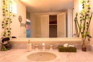 Ocean View 2BR Apt at Resort, 1 Block to the Beach