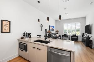 East Nash Condo for 4 with Public Rooftop Near DT