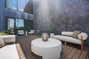 East Nash Condo for 4 with Public Rooftop Near DT