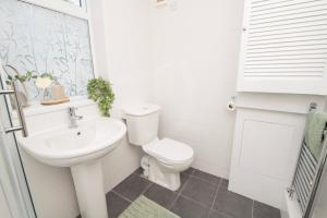 4-Bed House Parking, Wi-Fi, Families & Contractors