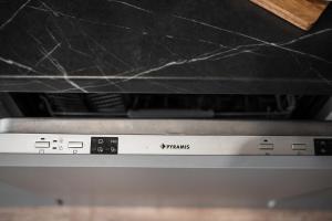 Skylark - Toronto Penthouse with Jacuzzi & Mountain View