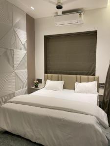 The Villa Exotica with Pool, Lawn and Games - Alibag