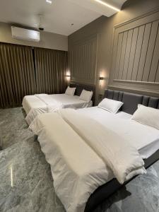 The Villa Exotica with Pool, Lawn and Games - Alibag